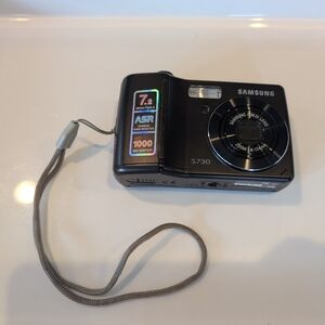 Samsung S730 Black Digital Compact Camera with Carrying Case